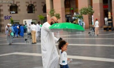 توزيع أكثر من 1000 مظلة شمسية لزوار المسجد النبوي لحمايتهم من أشعة الشمس