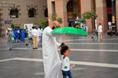 توزيع أكثر من 1000 مظلة شمسية لزوار المسجد النبوي لحمايتهم من أشعة الشمس