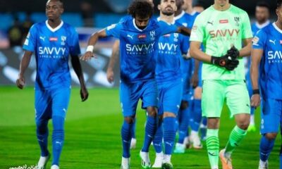 الهلال يتصدر الدوري يهدفين في الشباب