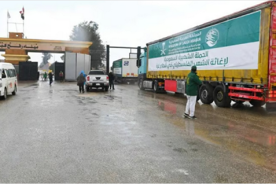 عبور 11 شاحنة سعودية معبر رفح تحمل موادَّ غذائية وطبية لدعم غزة