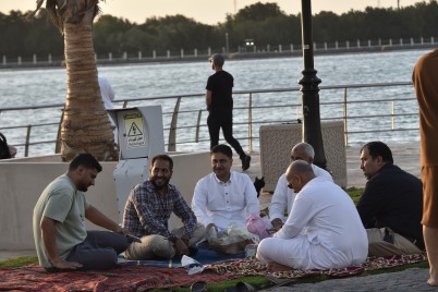 سكان وزائري جدة يستمتعون بإفطار وسحور رمضان على شواطيء المحافظة