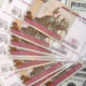 “المركزي الروسي” يرفع سعر الدولار ويخفض اليورو واليوان حتى 1 أبريل