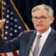 رئيس مجلس الاحتياطي الاتحادي الأمريكي يؤكد عدم التسرع في خفض الفائدة
