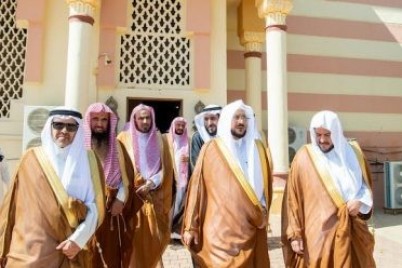 آل الشيخ يتفقد جامع الأمير عبدالله بن عبدالعزيز بن مساعد في عرعر ويوجه بإعادة فرشه