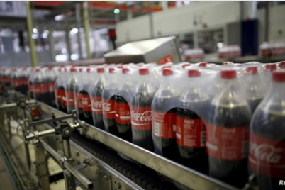 لهذا السبب.. فرنسا تسحب عبوات لمشروب "كوكا كولا" من الأسواق.