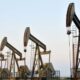 أسعار النفط ترتفع بنحو 2 % عند التسوية