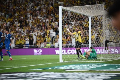 الاتحاد ينفرد بالصدارة برباعية في مرمى الهلال