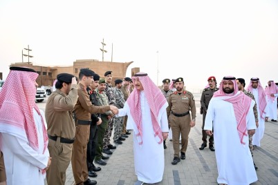 أمير منطقة جازان يشارك رجال الأمن في الميدان إفطارهم الرمضاني